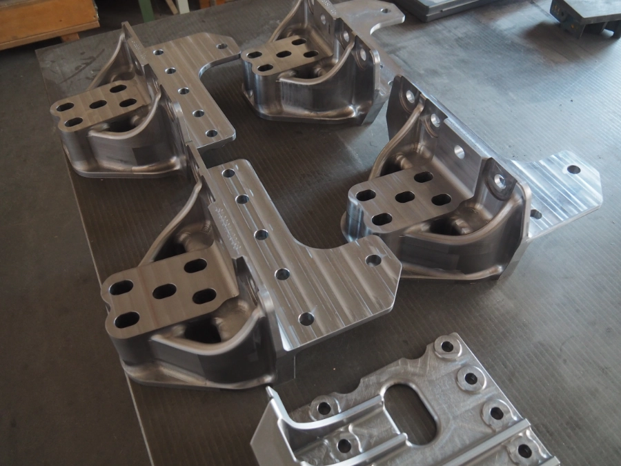 Tiefziehwerkezug-aus-Alu