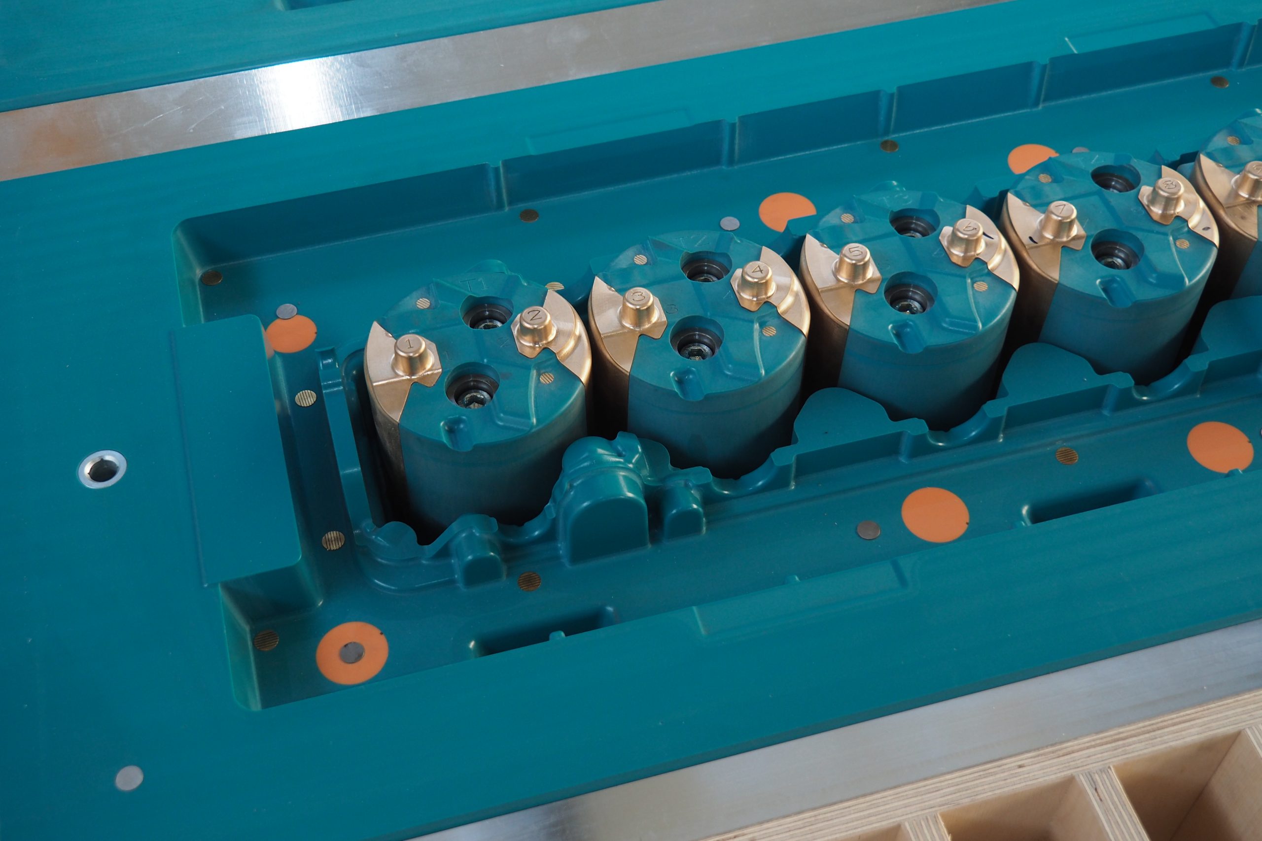 Serienkernkasten-mit-Losteilen-aus-Messing Serienkernkasten-mit-Losteilen-aus-Messing