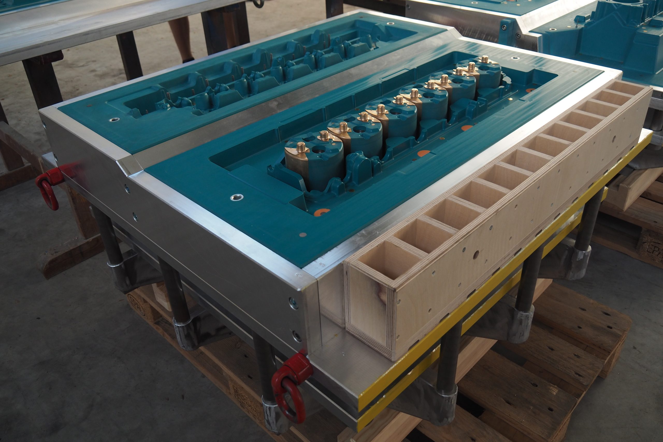 OLYMPUS DIGITAL CAMERA Serienkernkasten-mit-Losteilen-aus-Messing