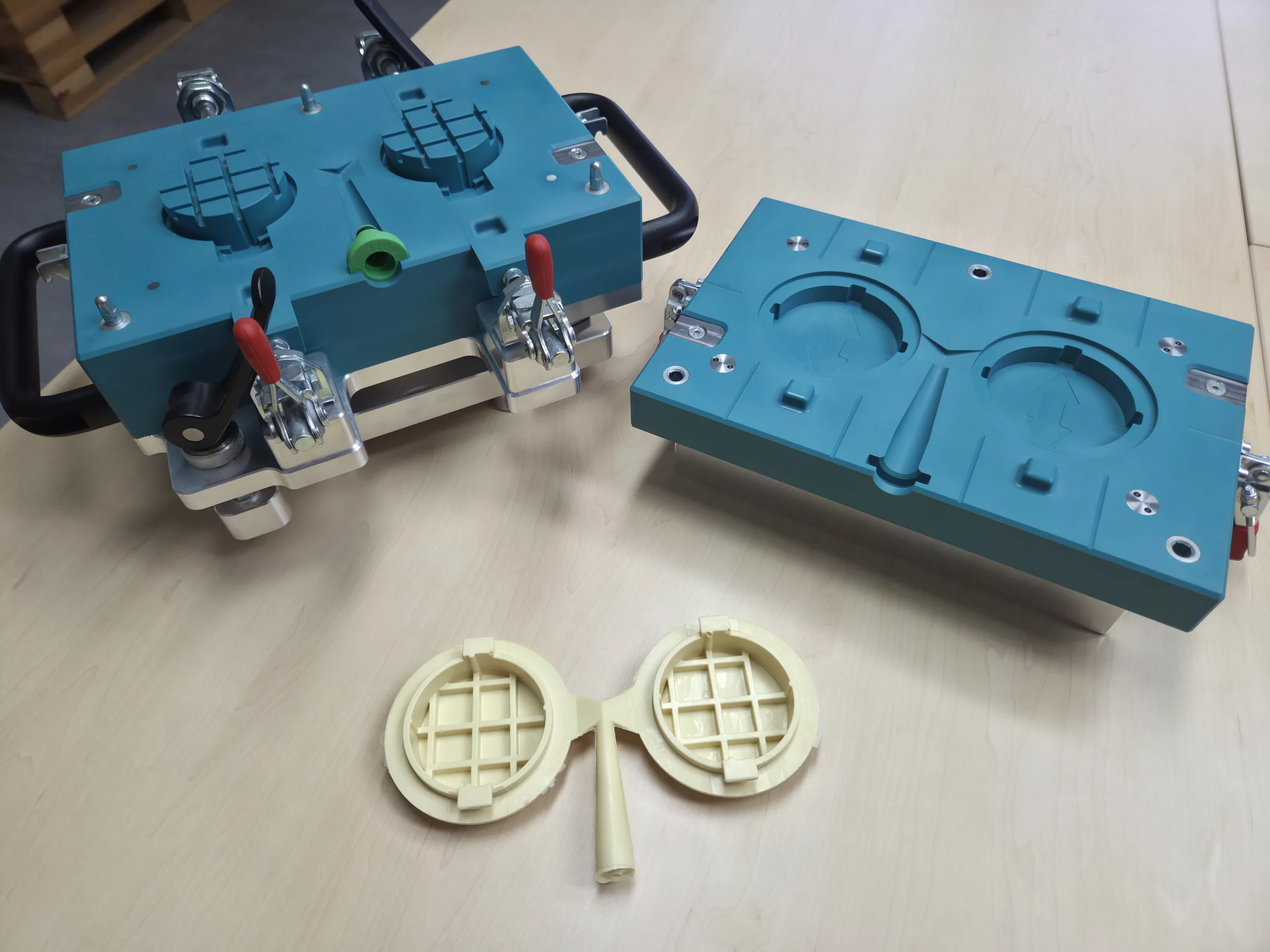 Serienkernkasten-aus-Kunststoffblockmaterial